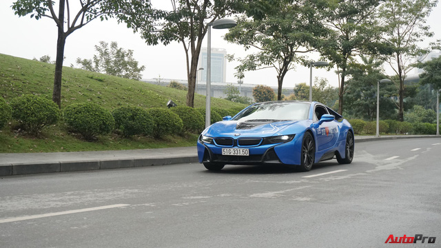 Bóng hồng duy nhất cầm lái BMW i8 tại hành trình siêu xe lớn nhất Việt Nam